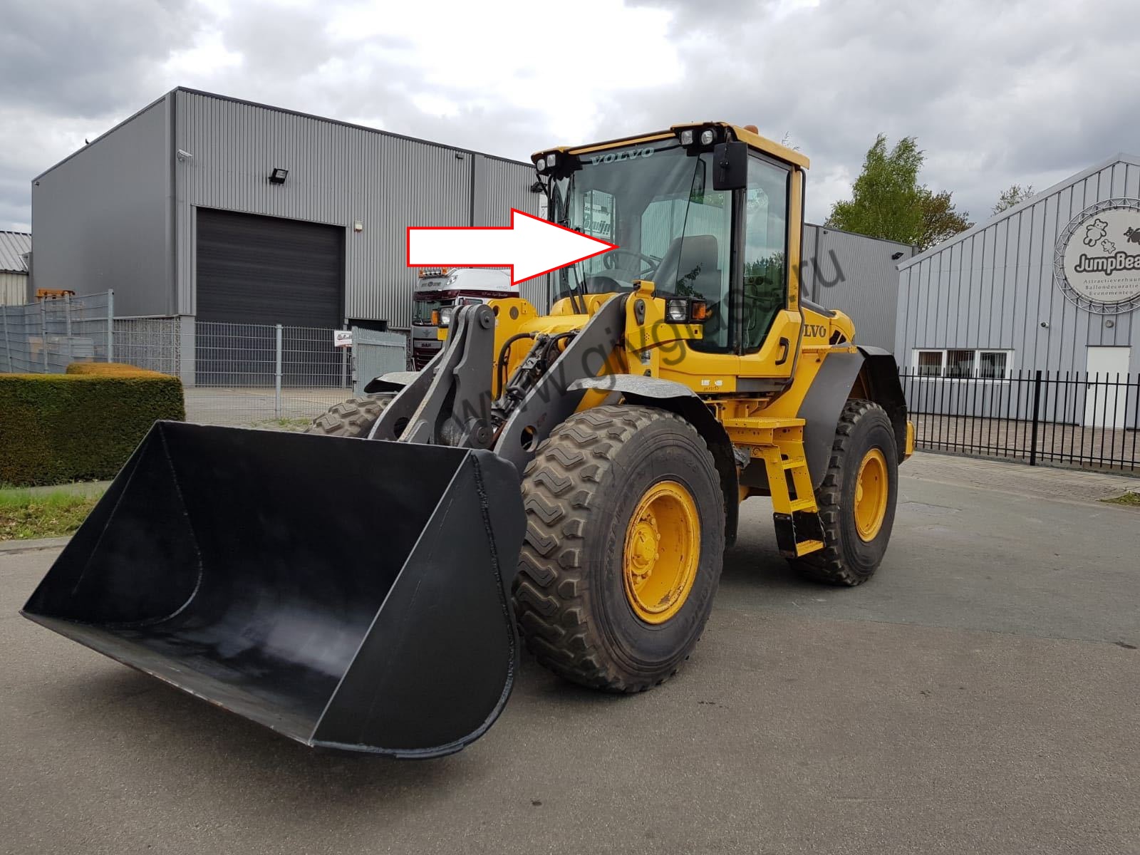 Фронтальный погрузчик VOLVO L60F / L60G, L70F / L70G, L90F / L90G, L110F / L110G, L120F / L120G, L150F / L150G, L180F / L180G, L220F / L220G, L350F / L350G - Стекло лобовое центральное (триплекс/закаленное),размер 1110 мм * 1205 мм
